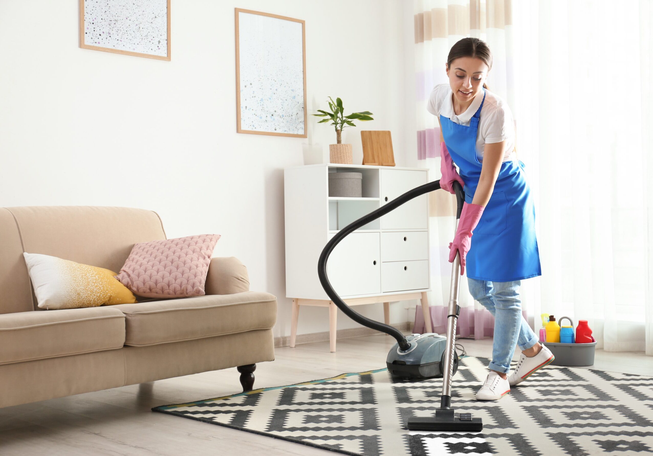 Woman,Hoovering,Carpet,In,Living,Room.,Cleaning,Service